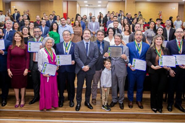 Assembleia concede títulos e homenagens a líderes de Rondônia