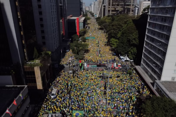 Ato bolsonarista reúne 57,6 mil pessoas, segundo Poder360; levantamento da USP estima 37,6 mil