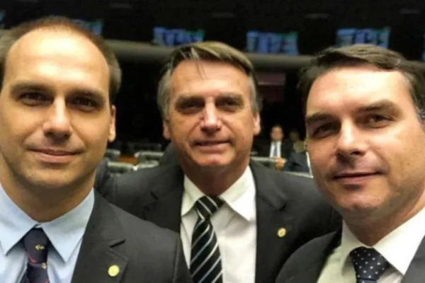 STF concede permissão para que os filhos de Jair Bolsonaro possam visitá-lo regularmente