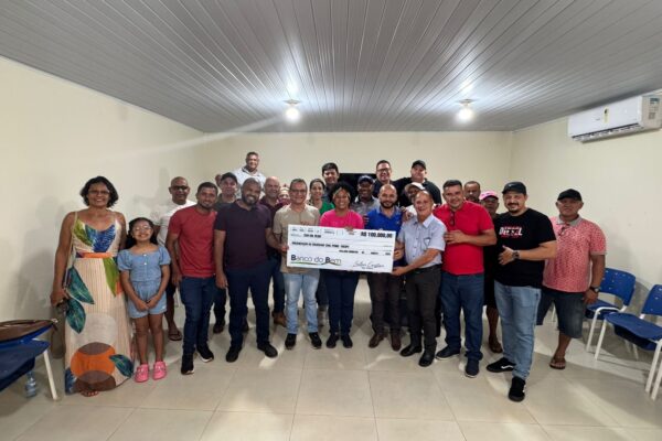 Sílvia Cristina faz a entrega de R$ 100 mil para a Comunidade Terapêutica Cordatus, em Guajará-Mirim