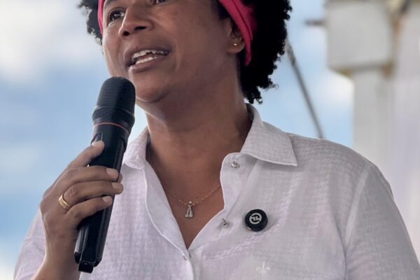 Sílvia Cristina vai entregar cheque de R$ 100 mil para o Centro Social Madre Mazzarello