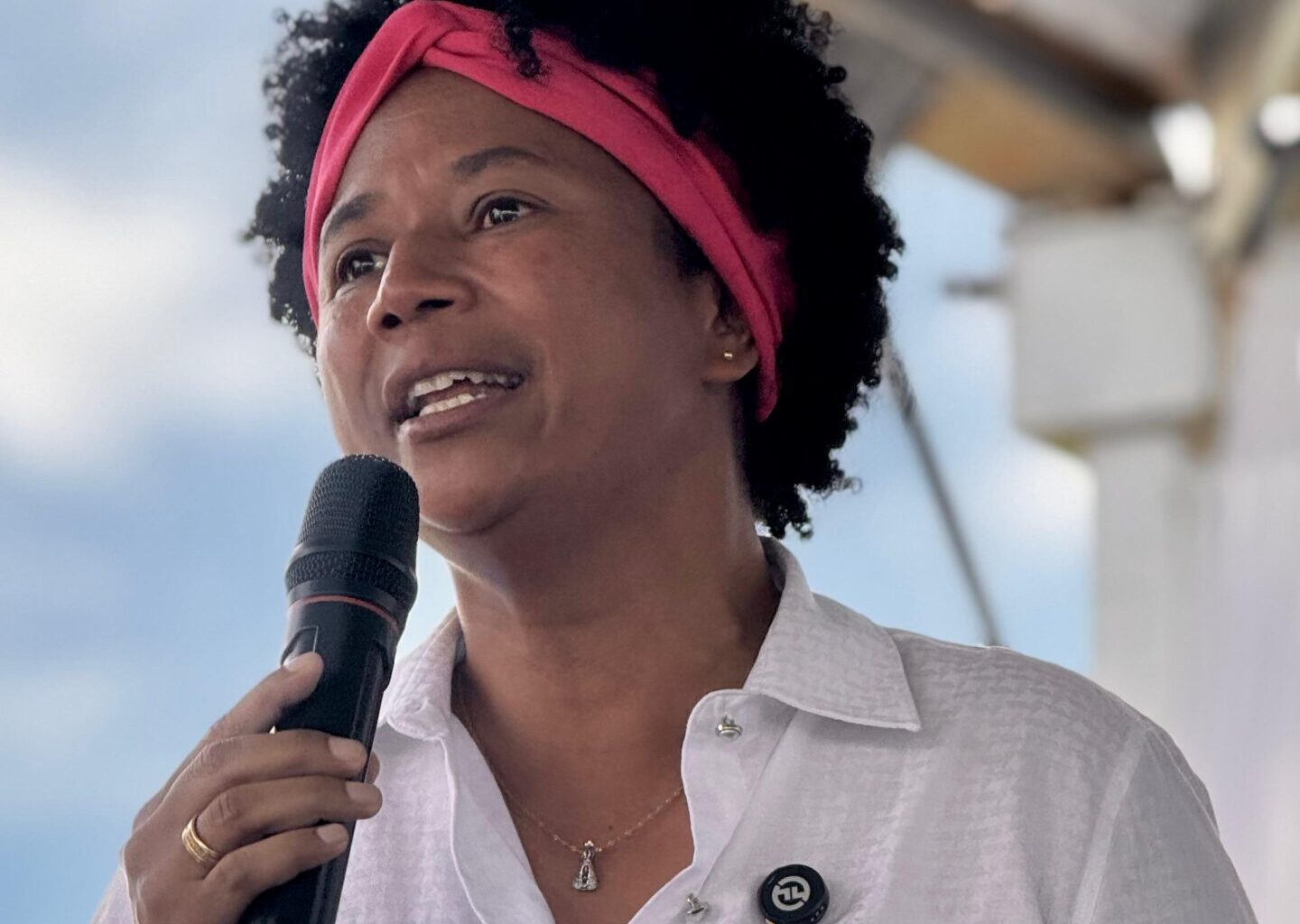 Sílvia Cristina vai entregar cheque de R$ 100 mil para o Centro Social Madre Mazzarello