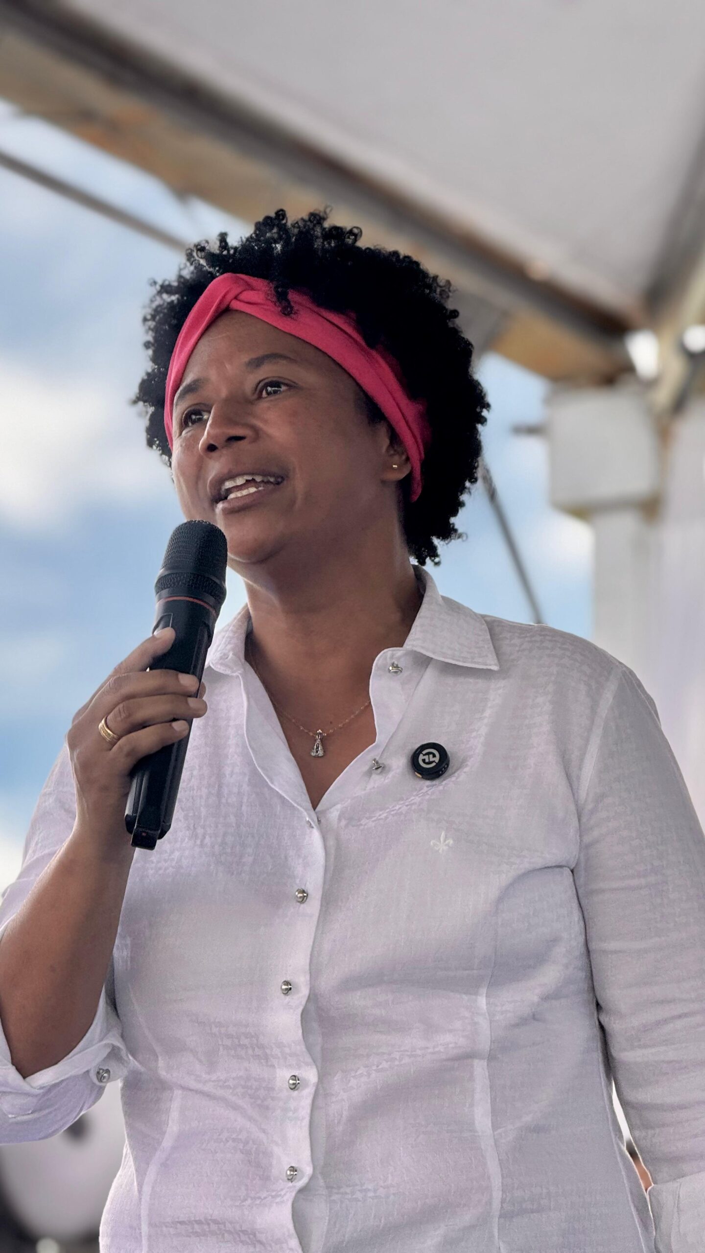 Sílvia Cristina vai entregar cheque de R$ 100 mil para o Centro Social Madre Mazzarello