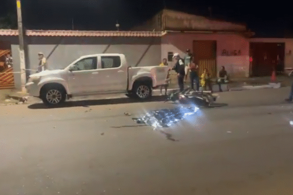 Motociclista morre em violenta colisão contra caminhonete estacionada em Porto Velho