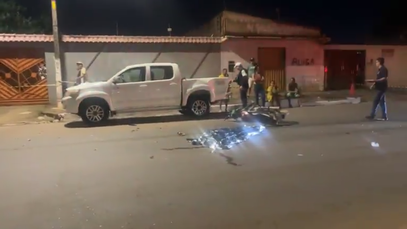 Motociclista morre em violenta colisão contra caminhonete estacionada em Porto Velho
