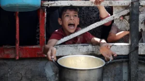 www.deixaeutefalar.com.br Dez pessoas, incluindo duas crianças, morrem de desnutrição, elevando número de vítimas para mais de 300, enquanto ajuda humanitária segue bloqueada