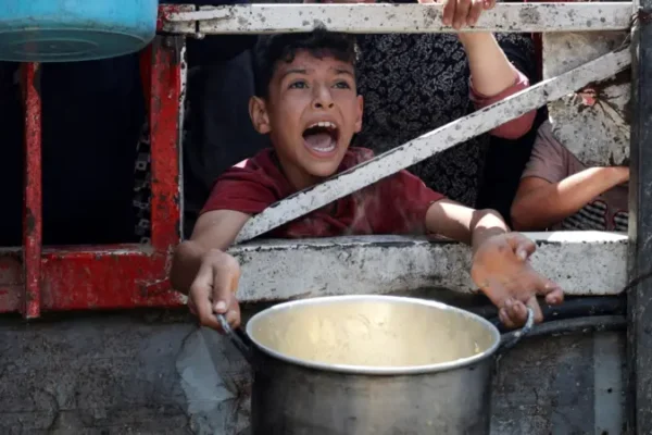 Dez pessoas, incluindo duas crianças, morrem de desnutrição, elevando número de vítimas para mais de 300, enquanto ajuda humanitária segue bloqueada