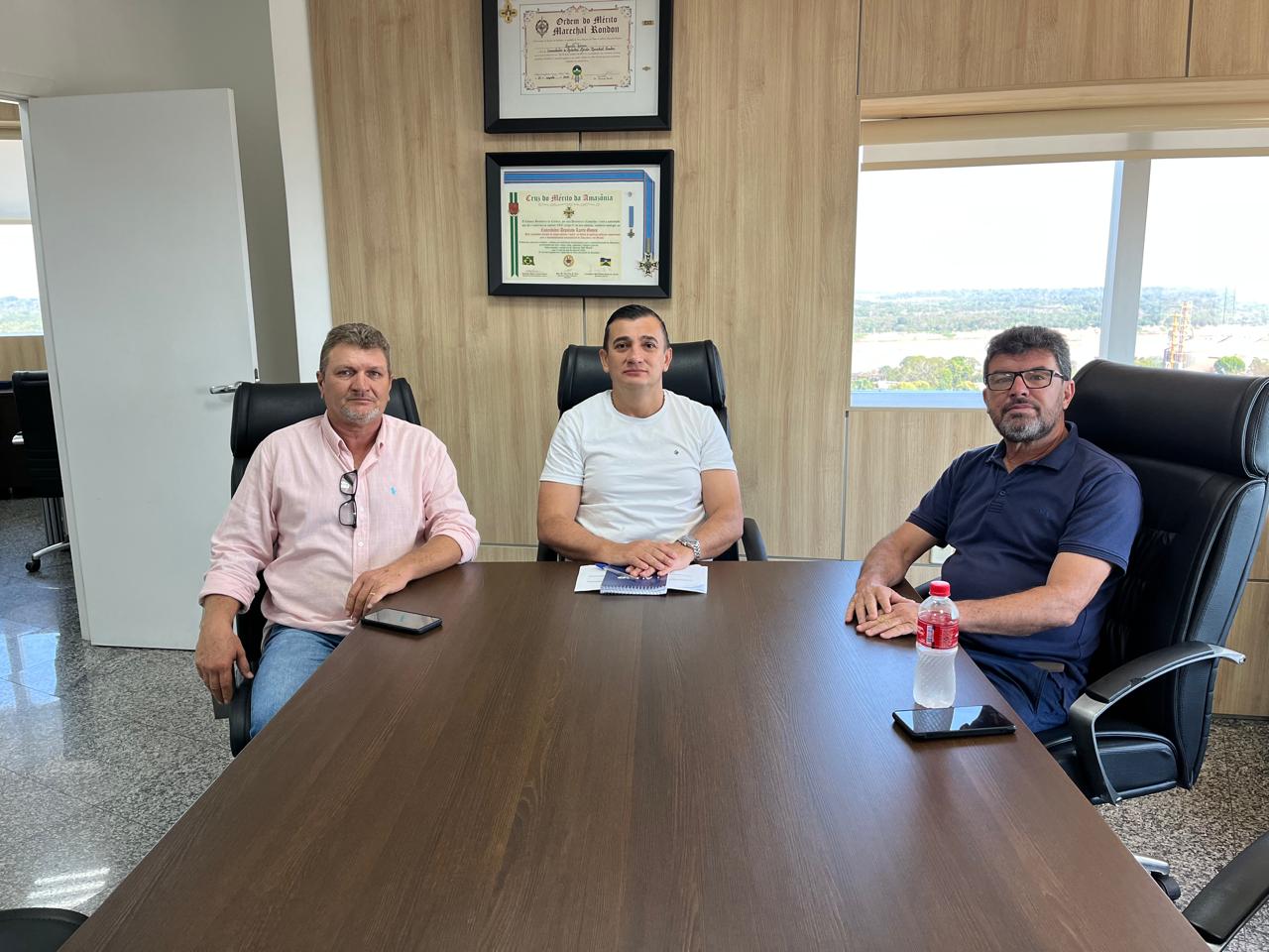 Cleiton Roque Chefe de Gabinete do deputado Laerte Gomes recebe vereadores de Teixeirópolis e Alvorada do Oeste