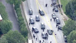 www.deixaeutefalar.com.br Violento tiroteio em Atlanta: policial e atirador morrem em confronto próximo à Universidade Emory e ao Centro de Controle e Prevenção de Doenças (CDC)