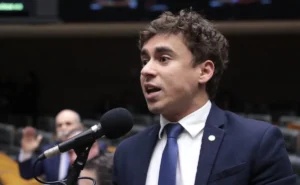 PT solicita ao Supremo Tribunal Federal o bloqueio das redes sociais do deputado Nikolas Ferreira por disseminação de notícias falsas e ataques institucionais