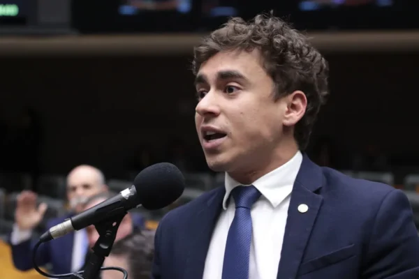PT solicita ao Supremo Tribunal Federal o bloqueio das redes sociais do deputado Nikolas Ferreira por disseminação de notícias falsas e ataques institucionais
