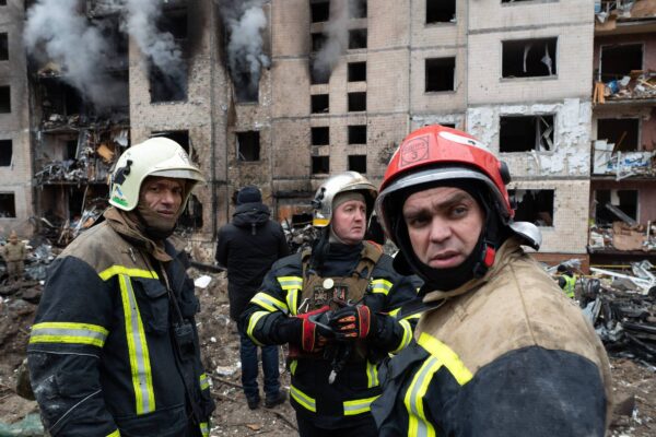 Maior ofensiva aérea russa desde 2022 atinge em cheio prédio governamental em Kyiv e provoca mortes, incluindo criança