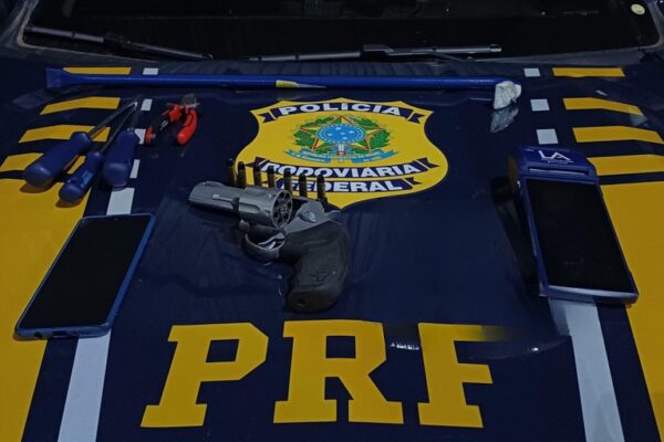 PRF prende dois homens com arma de fogo e objetos furtados em Jaru