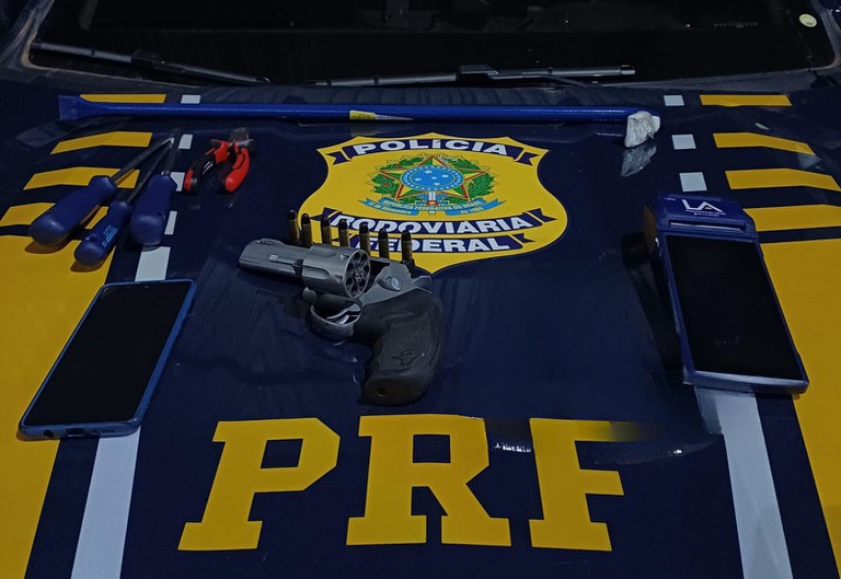 PRF prende dois homens com arma de fogo e objetos furtados em Jaru
