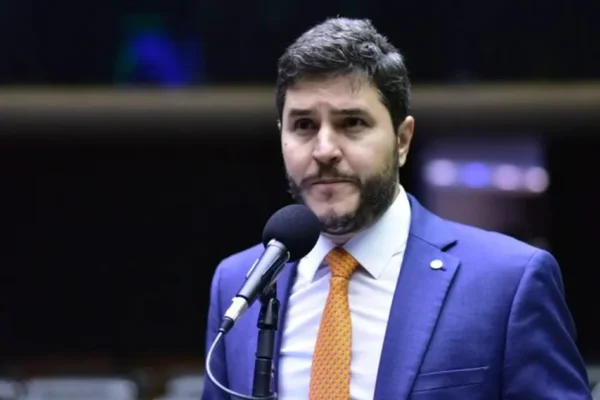 Maurício Carvalho vota contra urgência de projeto que garante vale-refeição