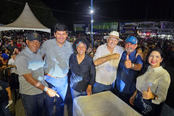 Deputada Sílvia Cristina participa mais um ano da Festa do Leite, no distrito de Palmeiras, em Nova Mamoré