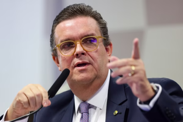 CPI do INSS pede prisão de 21 suspeitos e entrega lista ao STF