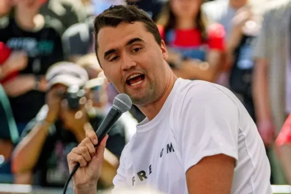 Ativista conservador Charlie Kirk é morto a tiros durante evento em universidade de Utah