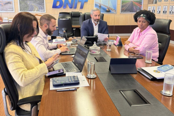 Silvia Cristina solicita ao Dnit construção de viaduto no acesso ao Bairro Novo e à Estrada dos Periquitos, na capital