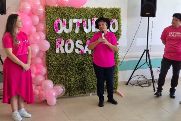 Sílvia Cristina participa da ação alusiva ao Outubro Rosa no Hospital de Amor, em Porto Velho