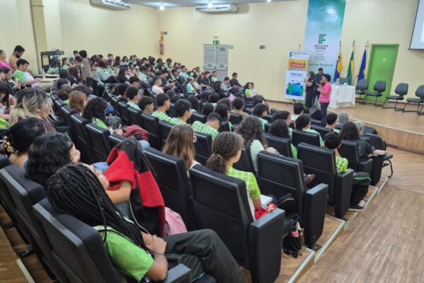 Sílvia Cristina alerta em palestras do Outubro Rosa que procura pela prevenção do câncer de mama ainda é baixa