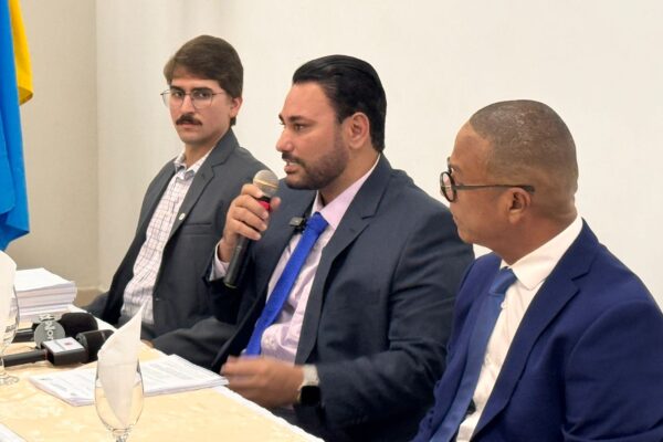 Vereador entrega dossiê e acusa grupo ligado a Léo Moraes