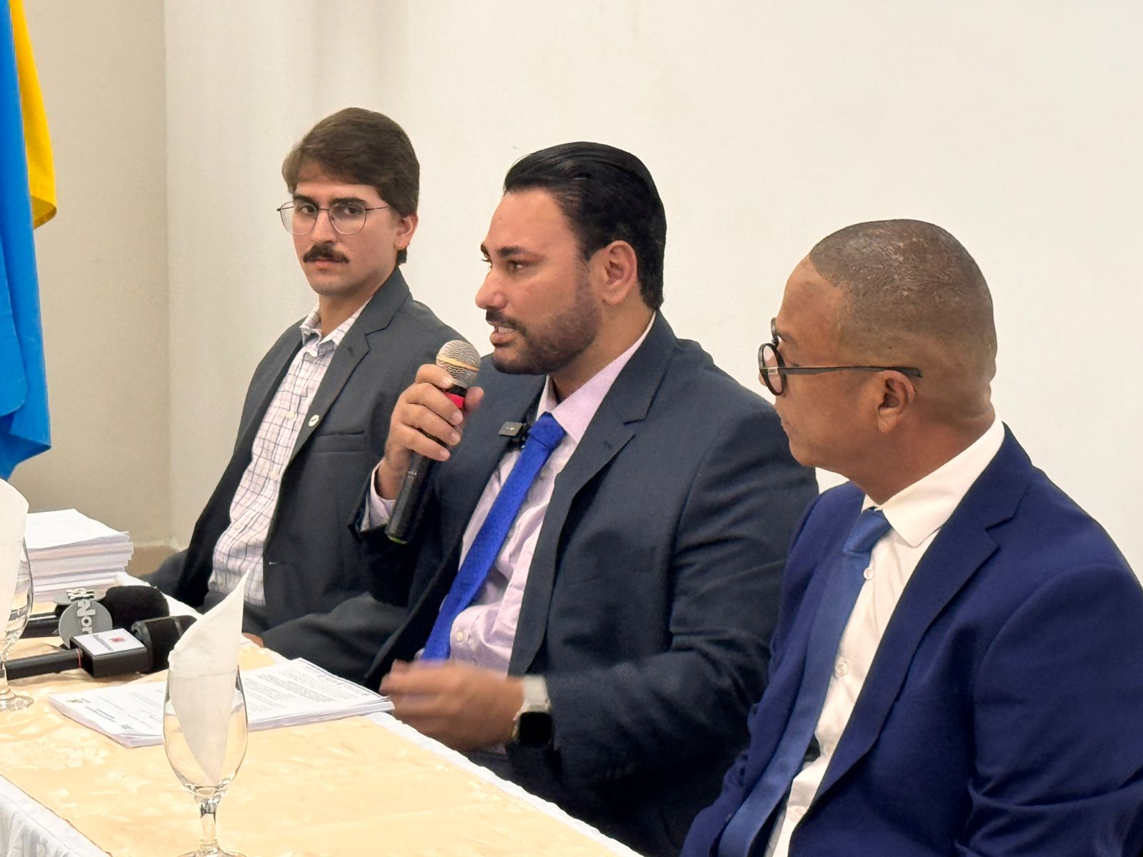 Vereador entrega dossiê e acusa grupo ligado a Léo Moraes