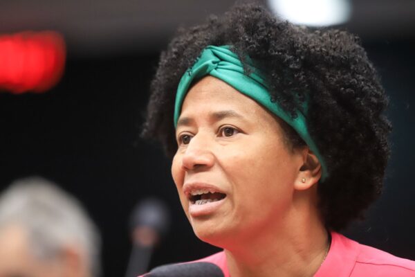 Sílvia Cristina comemora a chegada do medicamento Trastuzumabe Entansina para tratamento do câncer de mama