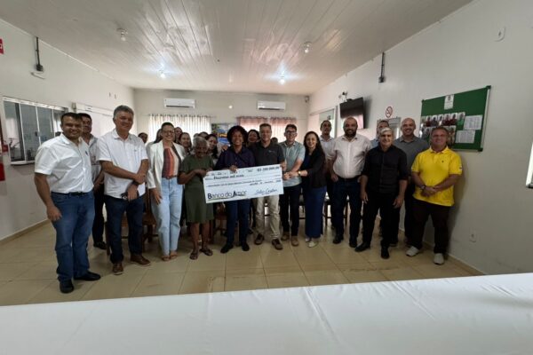 Deputada Sílvia Cristina faz a entrega de R$ 200 mil para o Lar do Idoso em Jaru