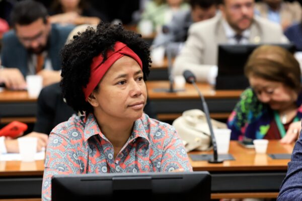 Comissão aprova relatório da deputada Sílvia Cristina favorável à criação de cadastro nacional para intérpretes de Libras