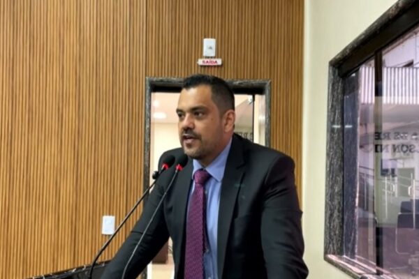 Enquanto Porto Velho enfrenta o lixo, presidente da Agência Reguladora está na França