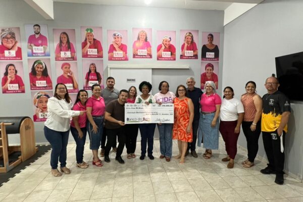 Sílvia Cristina entrega R$ 100 mil para a Associação Mulheres de Lenço, em Rolim de Moura