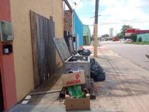 Denúncia: Lixeiras de comércio de açaí causam transtornos e mau cheiro no bairro Embratel