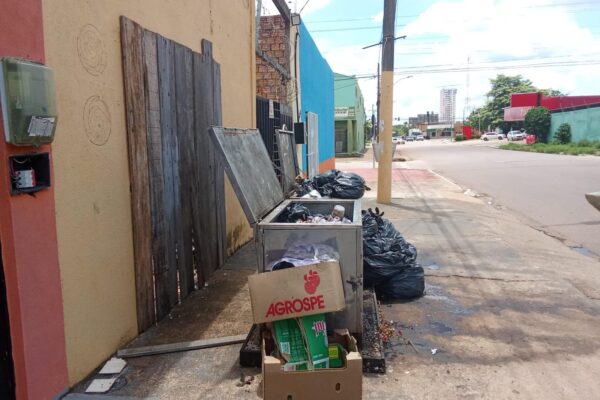 Denúncia: Lixeiras de comércio de açaí causam transtornos e mau cheiro no bairro Embratel