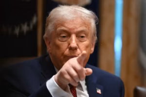 www.deixaeutefalar.com.br Trump sugere ofensiva terrestre e não descarta envio de tropas à Venezuela