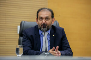 www.deixaeutefalar.com.br Deputado Laerte Gomes vota a favor do abono natalino de R$ 5 mil para servidores da Educação