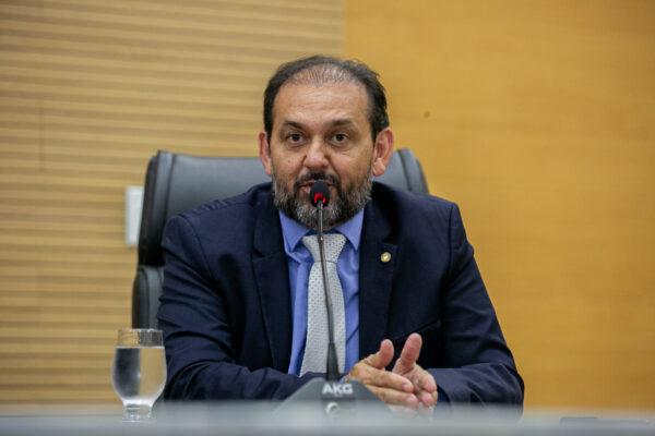 Deputado Laerte Gomes vota a favor do abono natalino de R$ 5 mil para servidores da Educação