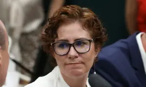 www.deixaeutefalar.com.br Carla Zambelli renuncia ao mandato de deputada federal