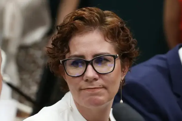 Carla Zambelli renuncia ao mandato de deputada federal