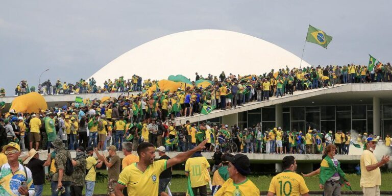 Moraes mantém proibição de redes sociais e outras restrições a investigados do 8 de janeiro