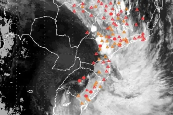 Agências monitoram rota após chuvas e mortes
