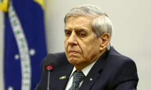 www.deixaeutefalar.com.br Moraes autoriza prisão domiciliar humanitária para Augusto Heleno por Alzheimer e idade avançada