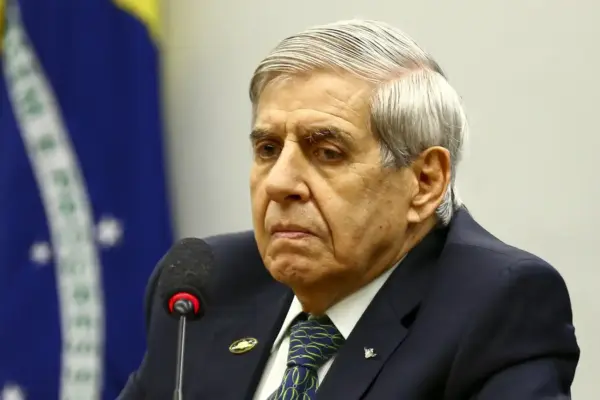 Moraes autoriza prisão domiciliar humanitária para Augusto Heleno por Alzheimer e idade avançada