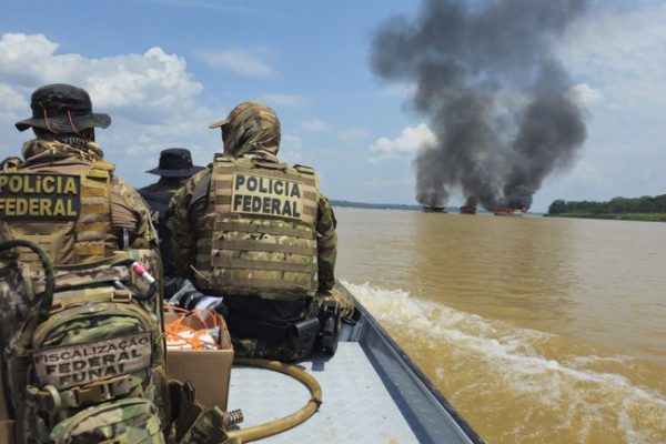 Ibama convoca proprietários de 144 dragas apreendidas em operação contra garimpo no rio Madeira Ibama convoca proprietários de 144 dragas apreendidas em operação contra garimpo no rio Madeira