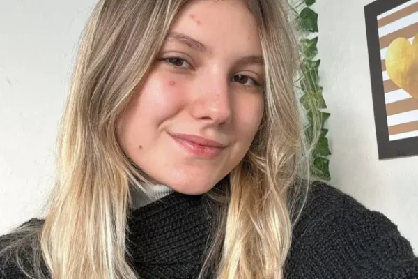 Influenciadora Isabel Veloso morre aos 19 anos após longa luta contra o câncer