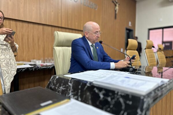 Vereador Gedeão Negreiros pede limpeza e roçagem no entorno de escolas do Parque Amazônia Vereador Gedeão Negreiros pede limpeza e roçagem no entorno de escolas do Parque Amazônia