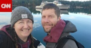 Casal transforma iate abandonado em casa flutuante