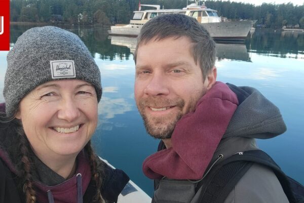 Casal transforma iate abandonado em casa flutuante