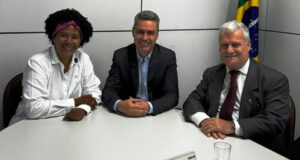 Deputada Sílvia Cristina recebe a garantia de que seguro-defeso será pago neste mês de fevereiro