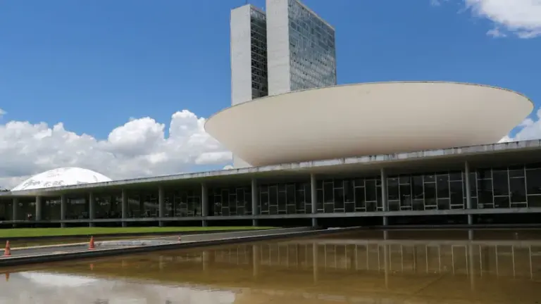 Salários no Congresso podem ultrapassar R$ 60 mil com novo reajuste fora do teto